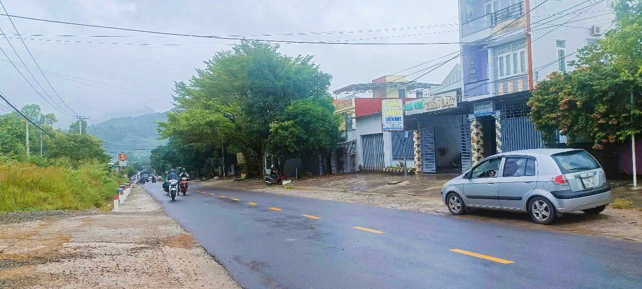 [ Mặt tiền Nguyễn Xiển - xã Vĩnh Phương ]