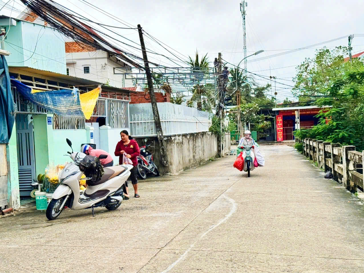 [ Mặt tiền hẻm Nguyễn Chích _ gần chùa Hoa Quang ] ** CÁCH BIỂN : 1,5km **