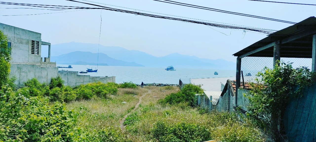 Mặt biển Ninh Ích, Ninh Hòa dài hơn 40m Mặt tiền Ql1a: hơn 40m