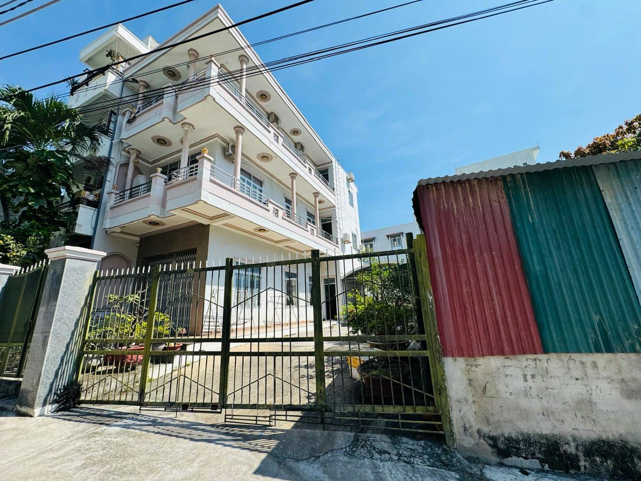 Bán nhà view biển gần bãi tắm Hòn Chồng hẻm oto Phạm Văn Đồng