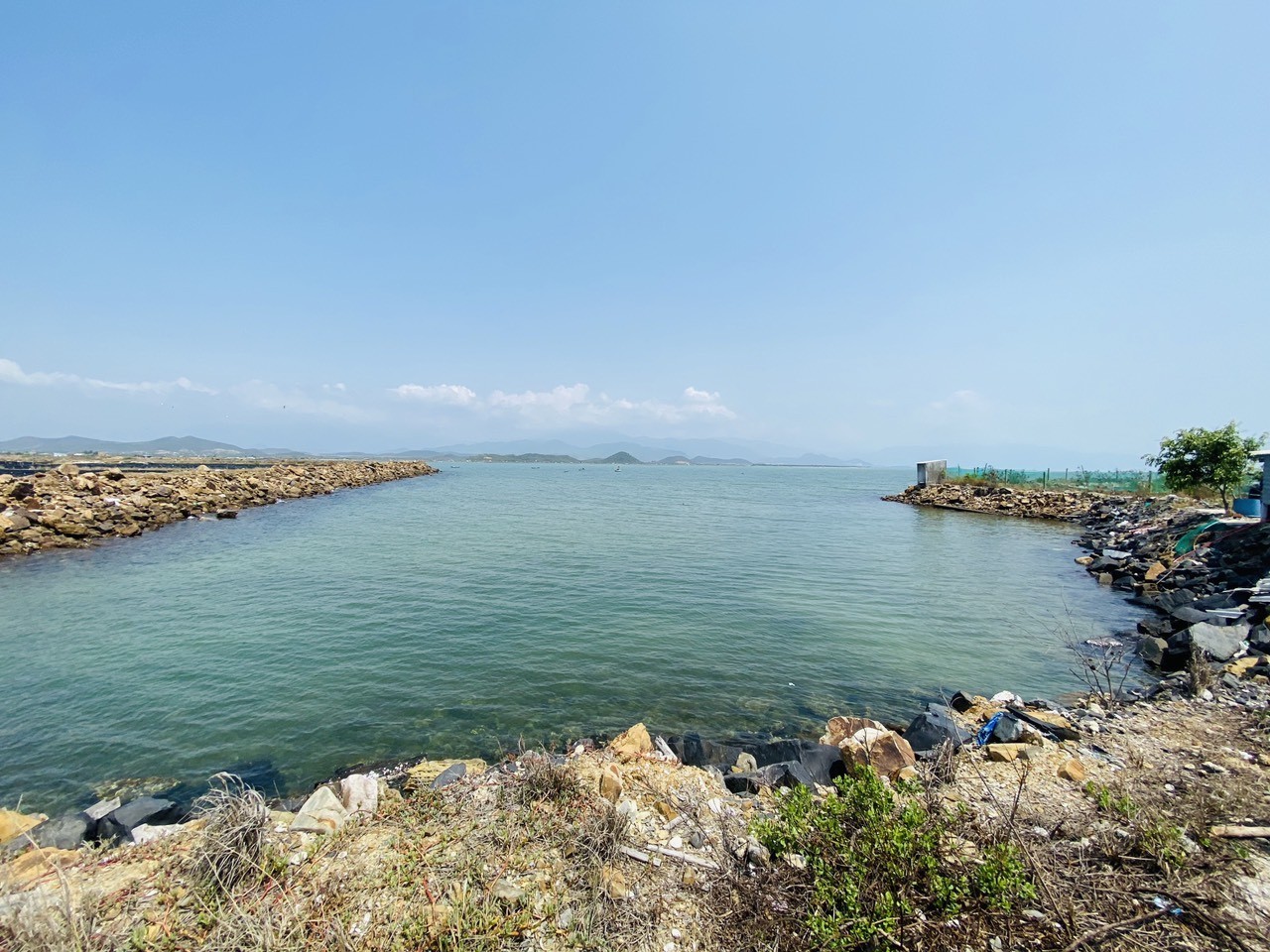 Đất đìa đối diện khu bảo tồn biển Vạn Trào - Vịnh Vân Phong ] cách tp Nha Trang 50km